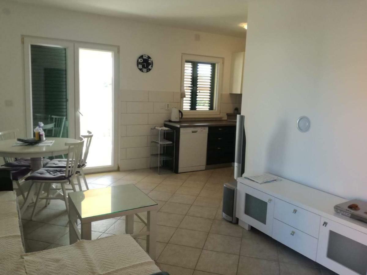 Apartman Dora Povljana Esterno foto