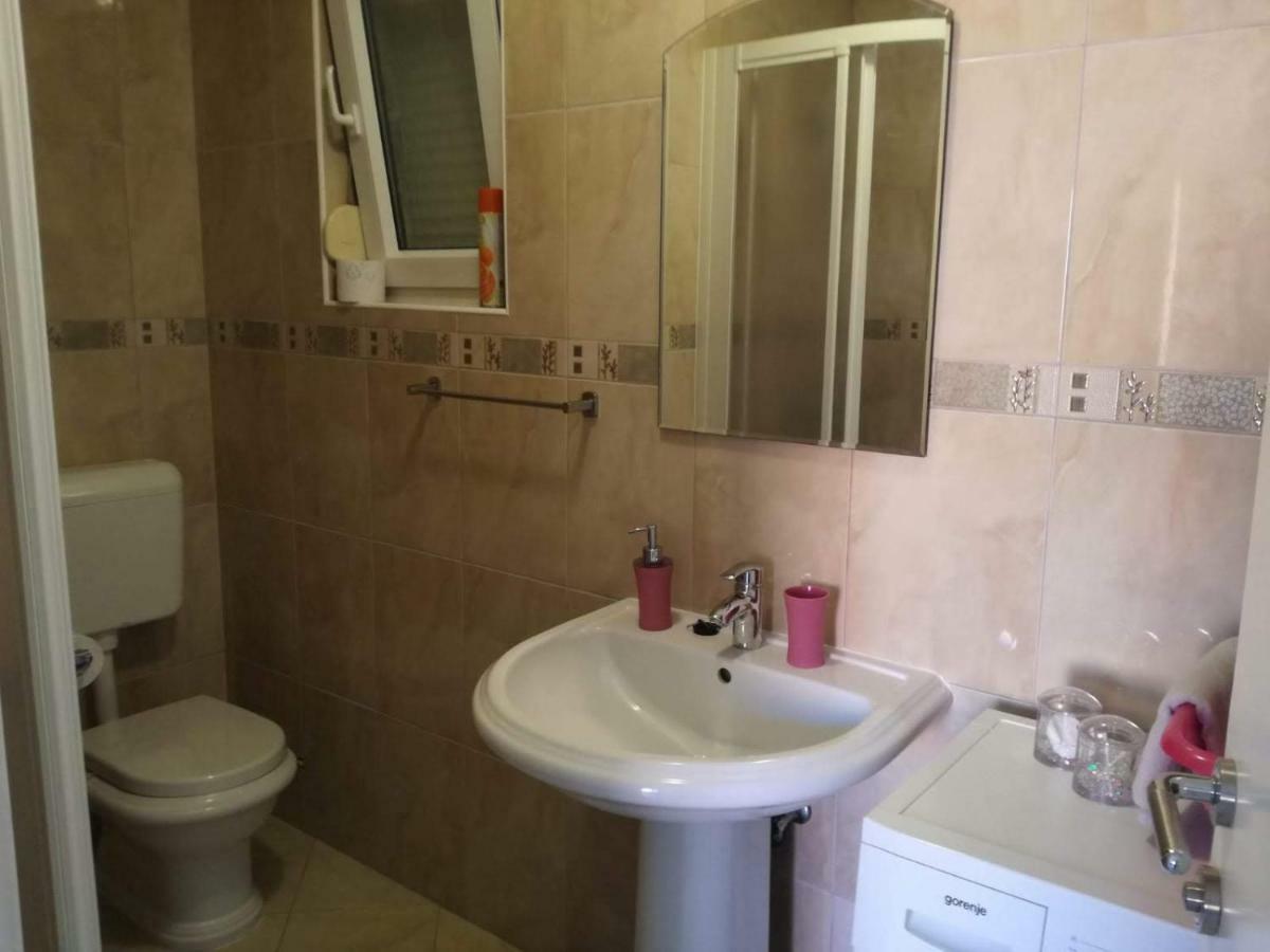 Apartman Dora Povljana Esterno foto